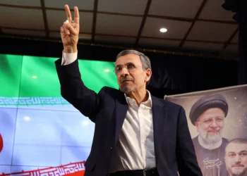 El expresidente iraní Mahmud Ahmadineyad, tras registrar su candidatura para las próximas elecciones presidenciales de Irán en Teherán, el 2 de junio de 2024. (Atta Kenare/AFP)