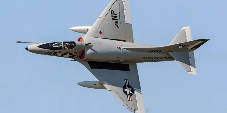 A-4 Skyhawk: El bombardero naval que desafió las expectativas