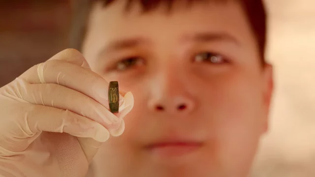 Adolescente israelí encuentra anillo con inscripción “diosa de la guerra”