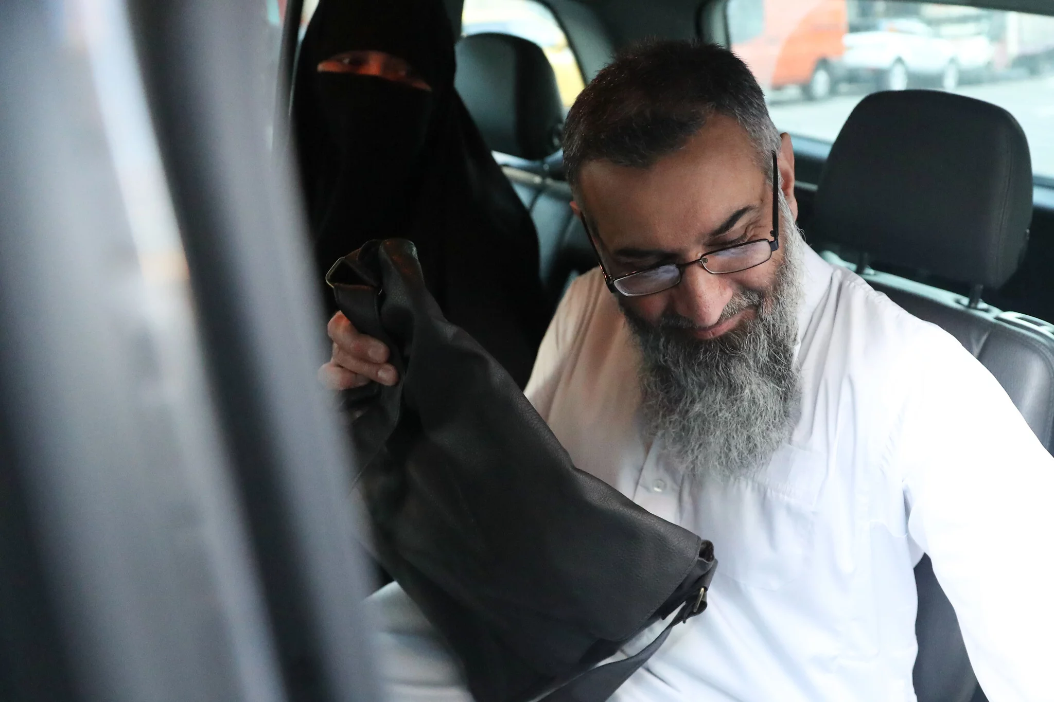 El clérigo radical Anjem Choudary se sube a un vehículo al salir de un centro de libertad condicional en Londres el 19 de octubre de 2018, tras ser liberado de prisión. (Daniel LEAL / AFP)