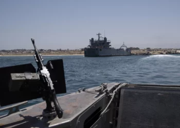 Un buque del ejército estadounidense se ve amarrado en el muelle flotante Trident, construido en Estados Unidos, que se conecta con la playa en la costa de la Franja de Gaza, el martes 25 de junio de 2024. (Foto AP/Leo Correa)