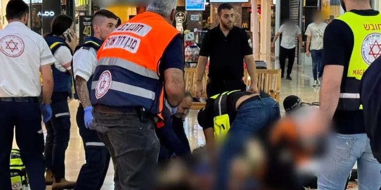 Ataque palestino con cuchillo en Carmiel: Dos heridos graves