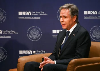 El secretario de Estado de Estados Unidos, Antony Blinken, participa en una conversación con el ex embajador de Singapur, Chan Heng Chee, en el Museo de la Civilización Asiática de Singapur, el 31 de julio de 2024. (Foto de Roslan RAHMAN / AFP)