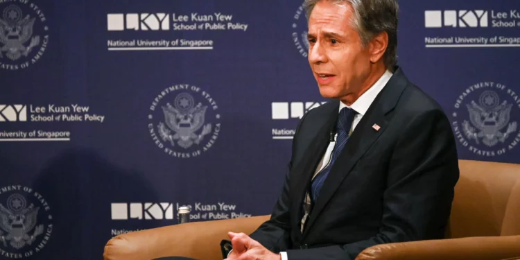 El secretario de Estado de Estados Unidos, Antony Blinken, participa en una conversación con el ex embajador de Singapur, Chan Heng Chee, en el Museo de la Civilización Asiática de Singapur, el 31 de julio de 2024. (Foto de Roslan RAHMAN / AFP)