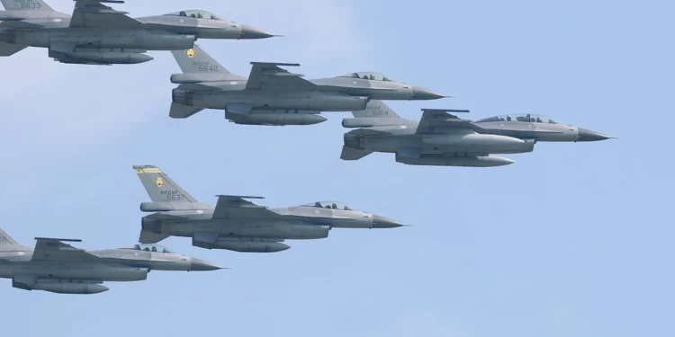 Grecia planea transferir 32 aviones F-16 Block-30 retirados a Ucrania, con potencial modernización previa en Estados Unidos.