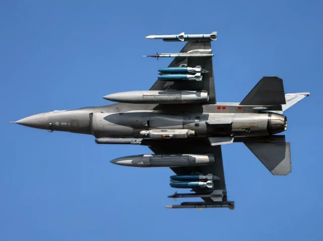 Rusia en alerta: Ucrania recibe misiles estadounidenses para F-16