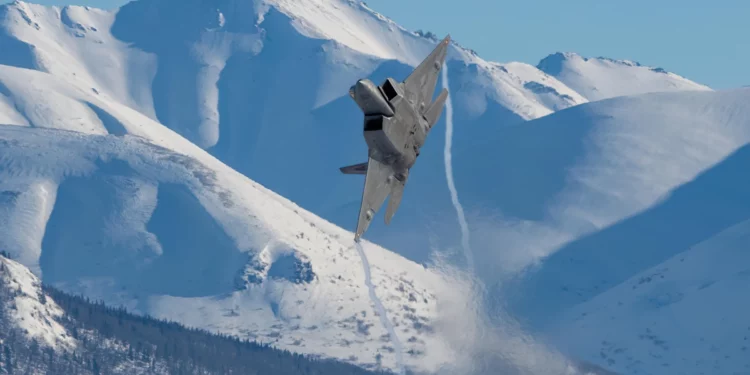 Despliegue masivo de F-22 Raptor en Alaska