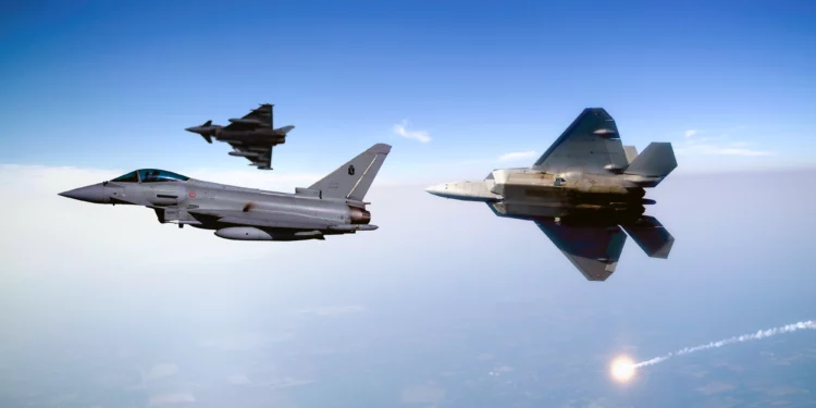 Eurofighter y F-22 estadounidenses se baten a duelo