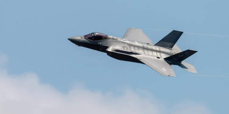 EE. UU. despliega aviones F-15EX y F-35 en Japón