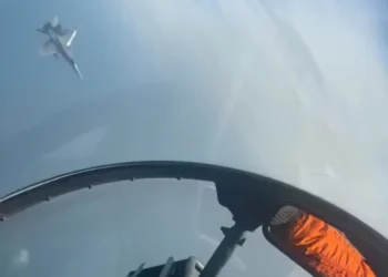 F/A-18 finlandés se cruza peligrosamente con un Su-30 ruso