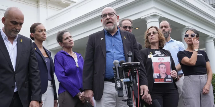 Jonathan Dekel-Chen, en el centro, padre del rehén estadounidense Sagui Dekel-Chen, junto con otras familias de rehenes en Gaza, habla con periodistas después de su reunión con el presidente estadounidense Joe Biden y el primer ministro Benjamin Netanyahu en la Casa Blanca en Washington, el jueves 25 de julio de 2024. (AP/Susan Walsh)