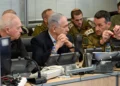 De izquierda a derecha: el ministro de Defensa, Yoav Gallant, el primer ministro, Benjamin Netanyahu, y el jefe del Estado Mayor de las Fuerzas de Defensa de Israel, Herzi Halevi, siguen el ataque de Israel en Yemen desde la sala de operaciones de la Fuerza Aérea israelí en la sede de Kirya en Tel Aviv, el 20 de julio de 2024. (Ariel Hermoni/Ministerio de Defensa)