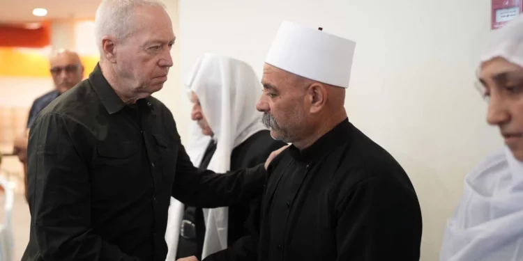 El ministro de Defensa, Yoav Gallants (izquierda), visita a familias en duelo en la aldea drusa de Majdal Shams, en el norte del país, después de que 12 niños murieran en un ataque con cohetes de Hezbolá el fin de semana del 29 de julio de 2024. (Elad Malcha/Ministerio de Defensa)