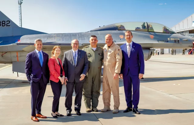 Centro de entrenamiento europeo F-16 recibe a primeros graduados