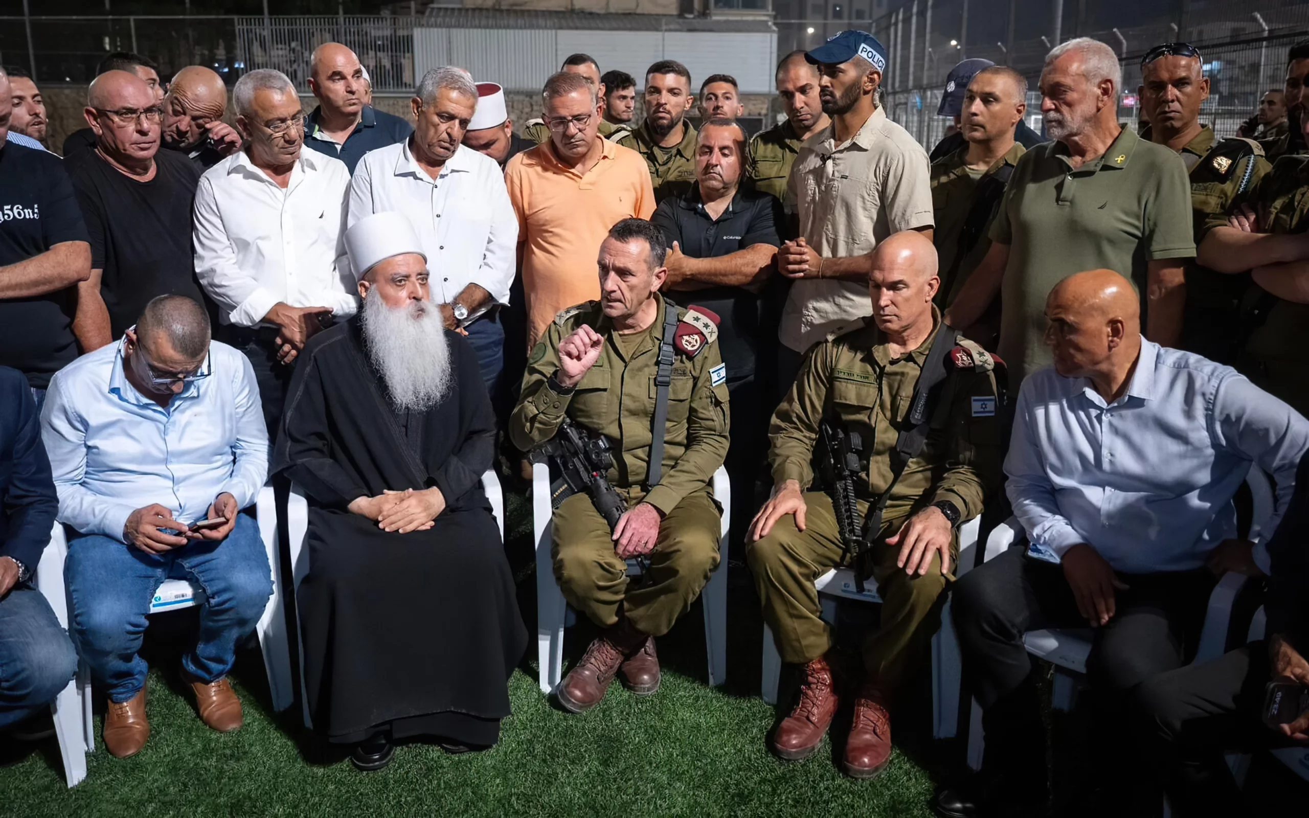 El jefe del Estado Mayor de las Fuerzas de Defensa de Israel, Herzi Halevi, habla con miembros de la comunidad drusa después de un mortal ataque con cohetes de Hezbolá en la ciudad de Majdal Shams, en el norte de los Altos del Golán, el 27 de julio de 2024. (Fuerzas de Defensa de Israel)