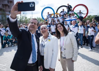 Herzog visita villa olímpica en París y se reúne con delegación israelí