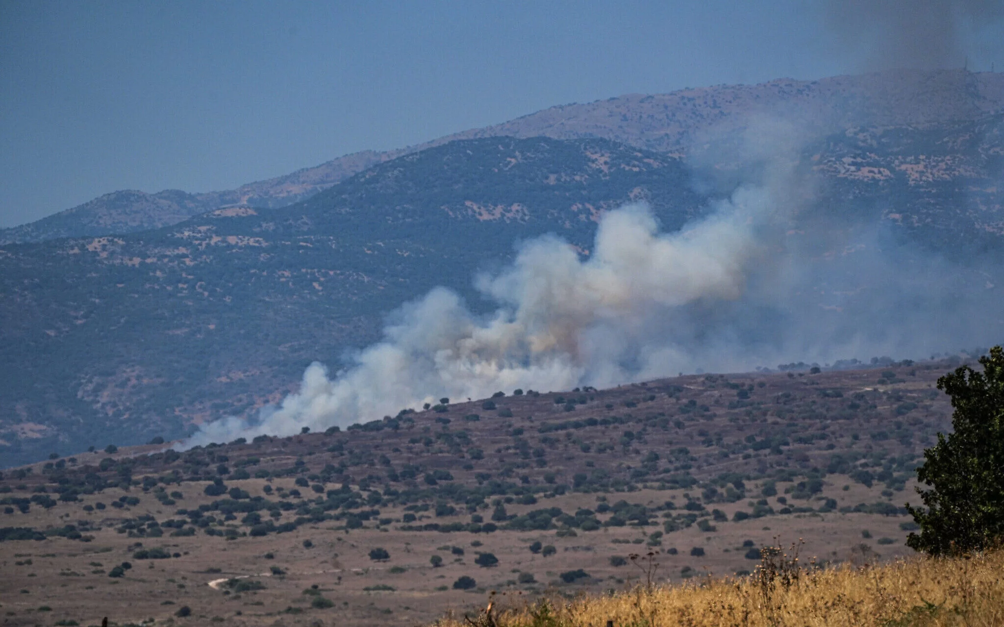 El humo se eleva después de que los proyectiles disparados desde el Líbano impactan áreas abiertas en el norte de los Altos del Golán, el 10 de julio de 2024. (Ayal Margolin/Flash90)