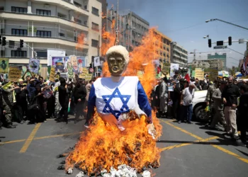 Iraníes queman una efigie a semejanza del presidente de Estados Unidos, Donald Trump, durante una protesta que marca el Día anual de al-Quds (Día de Jerusalén) el último viernes del mes sagrado del Ramadán en Teherán, Irán, el 8 de junio de 2018 (crédito: AGENCIA DE NOTICIAS TASNIM)