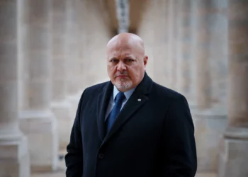 El fiscal de la Corte Penal Internacional, Karim Khan, en la Cour d'Honneur del Palais Royal de París, el 7 de febrero de 2024. (Dimitar Dilkoff/AFP)