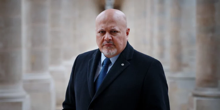 El fiscal de la Corte Penal Internacional, Karim Khan, en la Cour d'Honneur del Palais Royal de París, el 7 de febrero de 2024. (Dimitar Dilkoff/AFP)