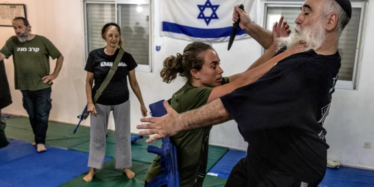 Israelíes recurren al Krav Maga tras ataque de Hamás