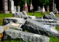 Vándalos dañan casi 200 lápidas en cementerios judíos en Ohio