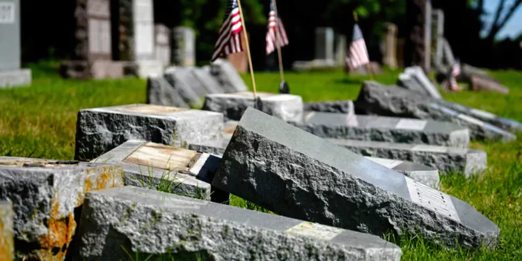 Vándalos dañan casi 200 lápidas en cementerios judíos en Ohio