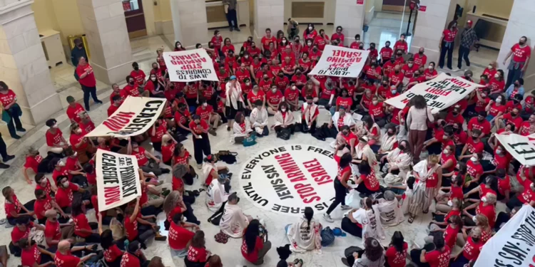 La policía del Capitolio de Estados Unidos detuvo a un grupo de manifestantes que protestaban contra Israel en la rotonda del edificio de oficinas de la Cámara de Representantes de Cannon.