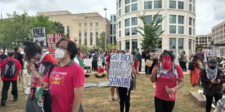 Manifestantes antiisraelíes protestan cerca del Capitolio antes del discurso de Netanyahu