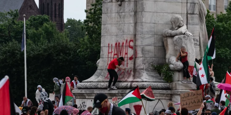 Manifestantes antiisraelíes se enfrentan a policías en Washington