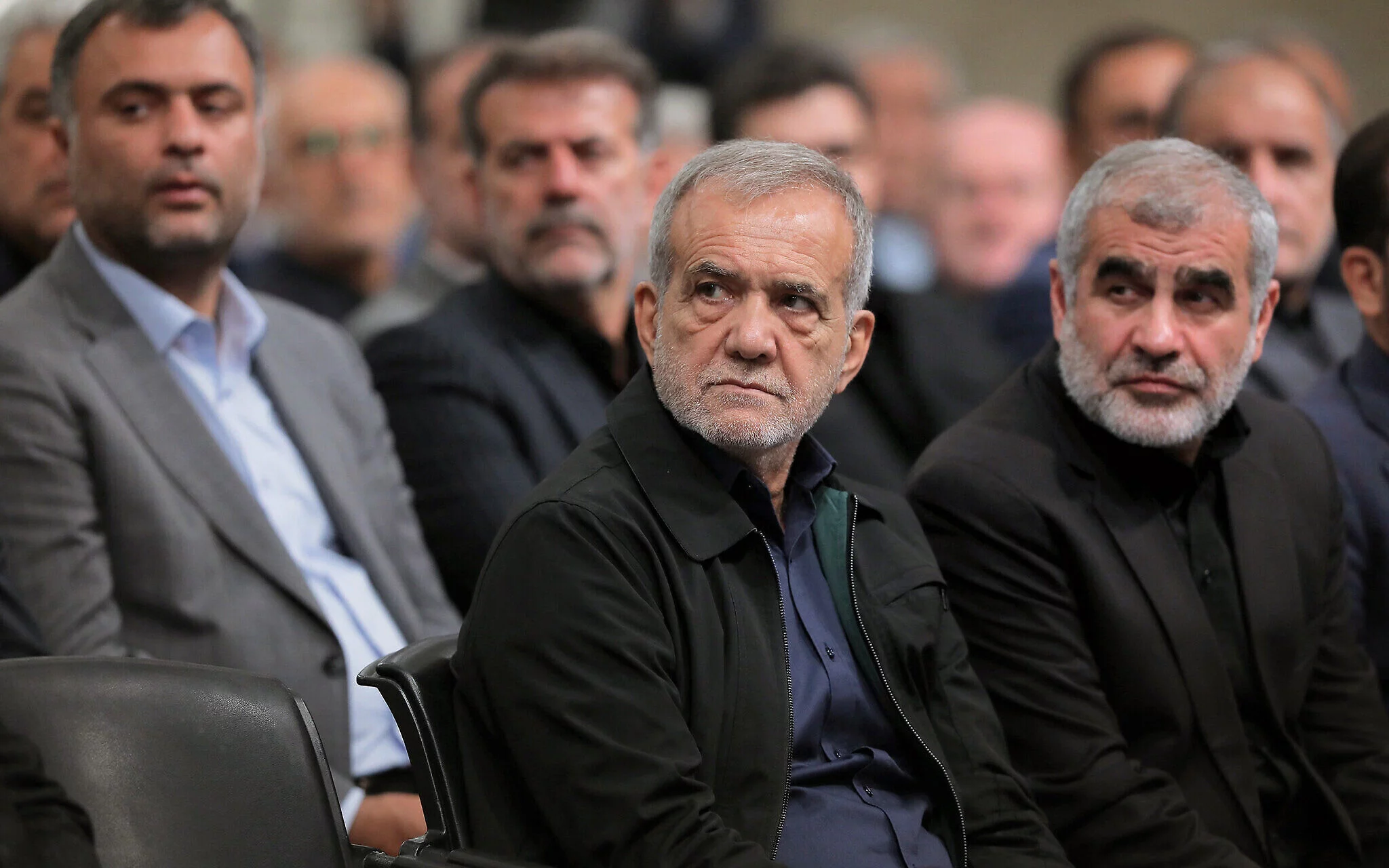 El presidente electo de Irán, Masoud Pezeshkian, asiste a una reunión con miembros del parlamento iraní, en Teherán, el 21 de julio de 2024. (KHAMENEI.IR / AFP)