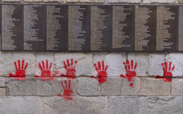 Vandalismo en memorial del Holocausto en París: Tres búlgaros arrestados