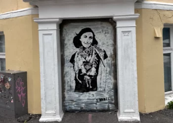 Mural de Ana Frank con keffiyeh en Noruega desata controversia