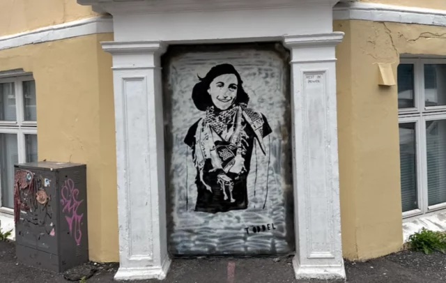Mural de Ana Frank con keffiyeh en Noruega desata controversia