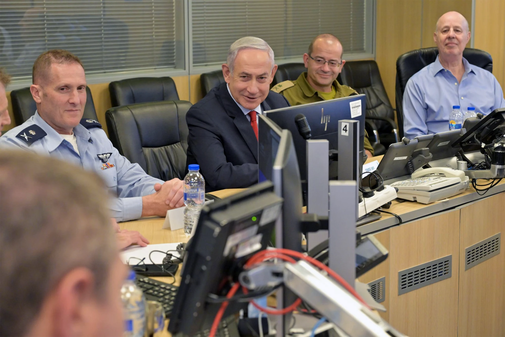 El primer ministro, Benjamin Netanyahu, se reúne con altos mandos de la Fuerza Aérea en el cuartel general de Kirya, en Tel Aviv, el 4 de julio de 2024. (Kobi Gideon/GPO)