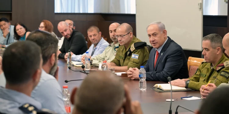 Hoy, el primer ministro Benjamin Netanyahu se reunió con cadetes de la Escuela de Defensa Nacional de Israel en su oficina en Jerusalén.