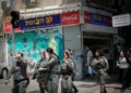 La policía fronteriza israelí camina por la calle Dizengoff en Tel Aviv, el 22 de mayo de 2024. (Miriam Alster/FLASH90)