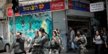 La policía fronteriza israelí camina por la calle Dizengoff en Tel Aviv, el 22 de mayo de 2024. (Miriam Alster/FLASH90)