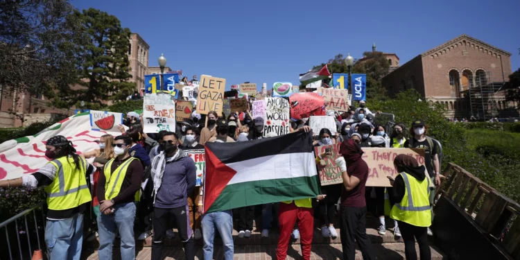 Ordenan a UCLA proteger a estudiantes judíos tras protestas propalestinas