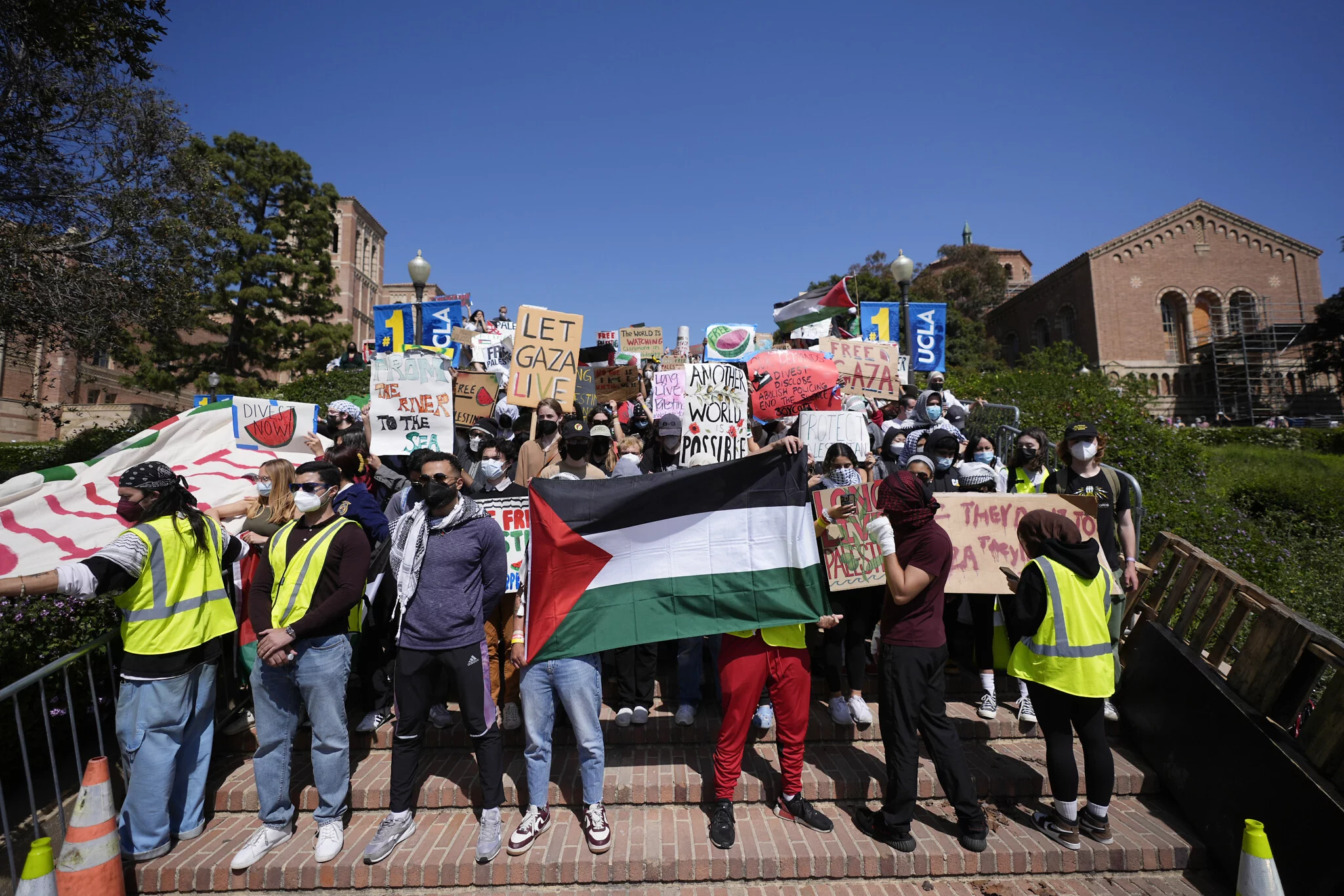 Ordenan a UCLA proteger a estudiantes judíos tras protestas propalestinas