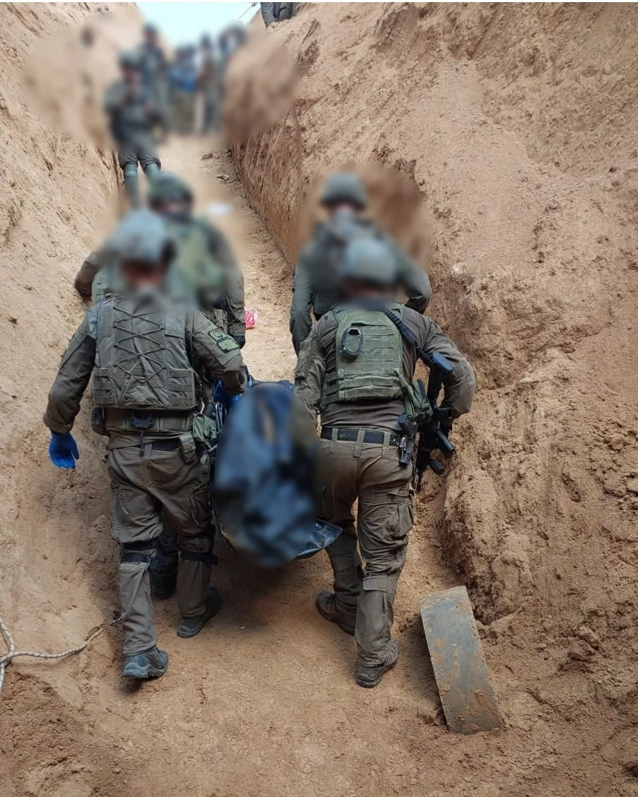 Miembros de la agencia de seguridad Shin Bet recuperan los cuerpos de rehenes israelíes en Khan Younis, en el sur de Gaza, el 24 de julio de 2024. (Shin Bet)