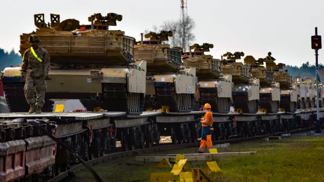 EE. UU. transfiere cientos de vehículos de combate a Polonia