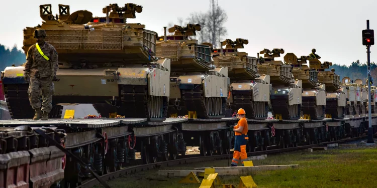 EE. UU. transfiere cientos de vehículos de combate a Polonia