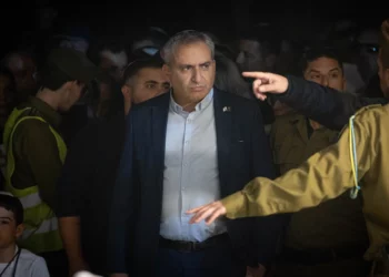 El diputado Ze'ev Elkin asiste al funeral del soldado israelí Yossi Hershkovitz, en el cementerio militar del Monte Herzl en Jerusalén, el 12 de noviembre de 2023. (Chaim Goldberg/Flash90)