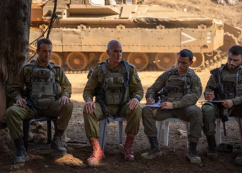 El jefe del Comando Norte de las Fuerzas de Defensa de Israel, mayor general Ori Gordin, habla con oficiales de Golani en el norte de Israel, en una imagen publicada el 26 de julio de 2024. (Fuerzas de Defensa de Israel)