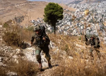 Las tropas de las FDI registran la zona de Nablús, en el norte de Judea y Samaria, tras un ataque con disparos que dejó a un israelí herido, el 2 de julio de 2024. (Fuerzas de Defensa de Israel)