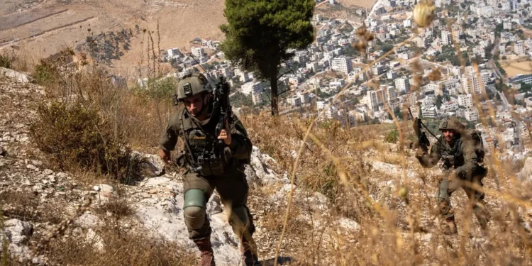 Las tropas de las FDI registran la zona de Nablús, en el norte de Judea y Samaria, tras un ataque con disparos que dejó a un israelí herido, el 2 de julio de 2024. (Fuerzas de Defensa de Israel)