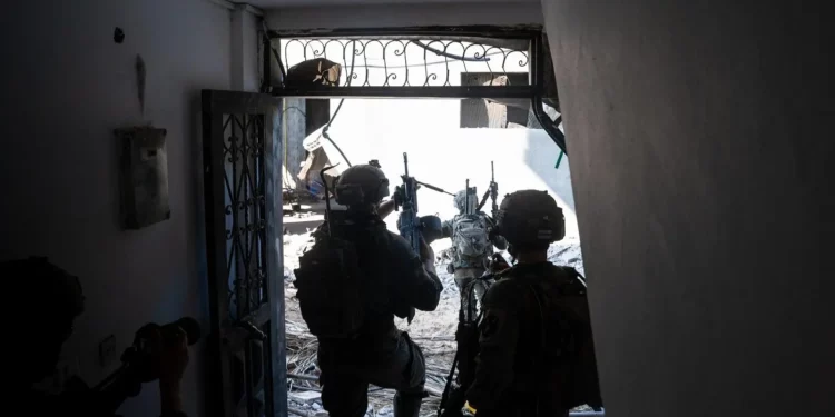 En una foto publicada el 30 de julio de 2024, se observan tropas de las FDI de la 98 División operando en la Franja de Gaza. (Fuerzas de Defensa de Israel)