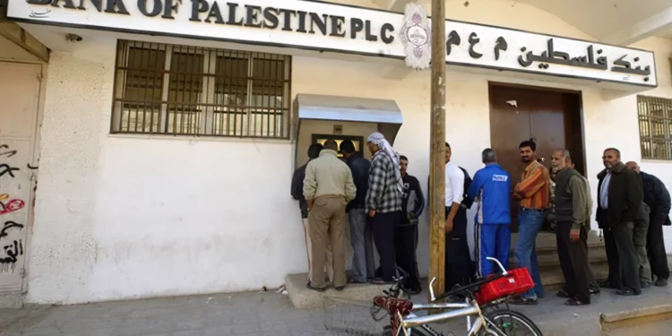 Bancos de la Autoridad Palestina se niegan a aceptar los salarios de los terroristas. (FLash 90)