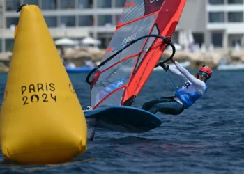 La israelí Sharon Kantor compite en la carrera de maratón del evento femenino de windsurf IQFoil durante los Juegos Olímpicos de París 2024 en la Marina Roucas-Blanc en Marsella, el 31 de julio de 2024. (NICOLAS TUCAT / AFP)